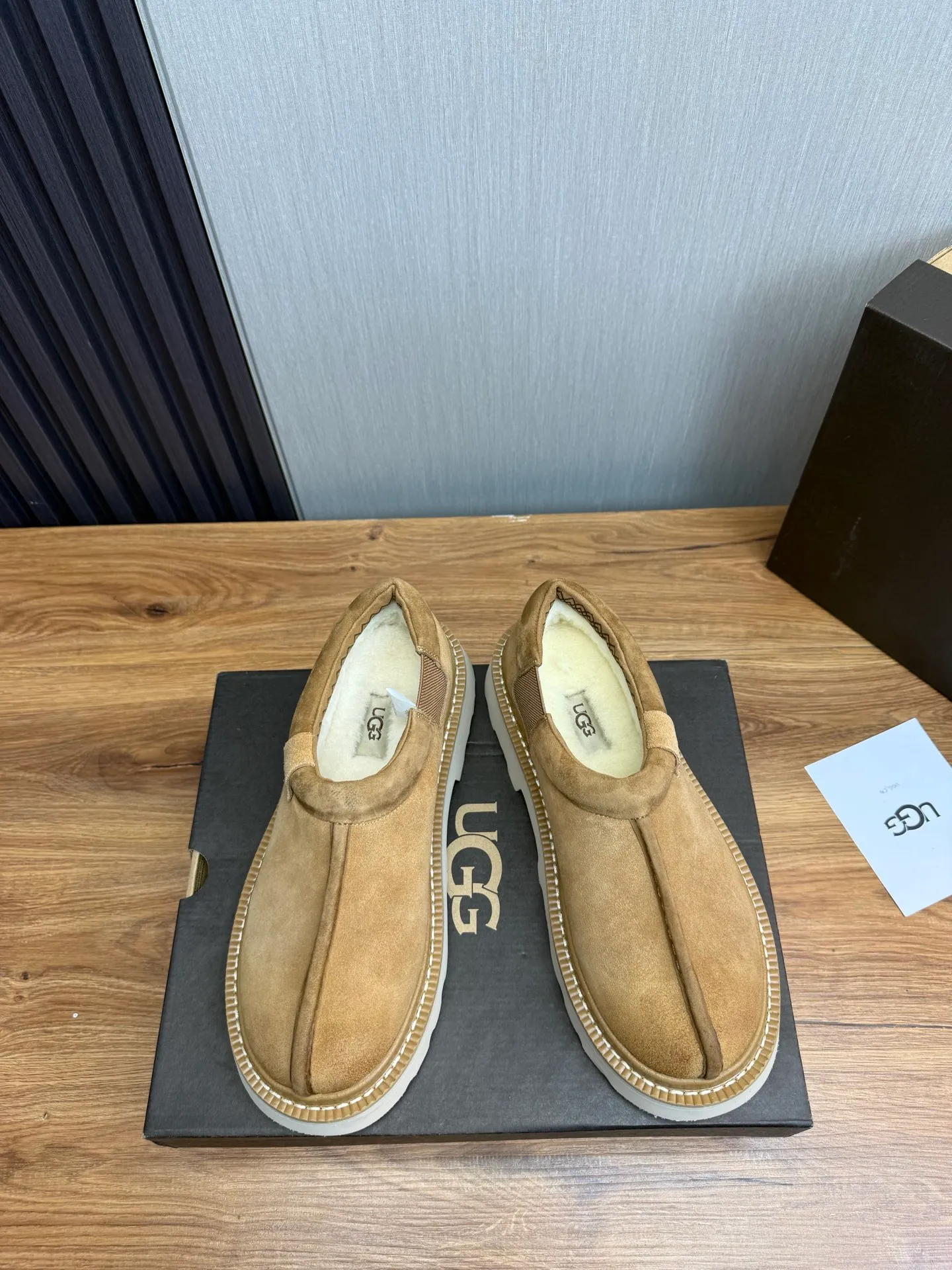 Men's shoes 💰560💰 New UGG fur integrated men's simple and fashionable snow boots. The most worth buying at the end of this year are warm casual shoes. Whether you are out and about at home, their comfortable and warm performance will be your most suitable fashion companion! The material is cowhide upper and imported wool is used inside. Warm and comfortable! The eva+ rubber patch outsole is cushioned, non-slip and wear-resistant, and has good elasticity. It is light and wear-resistant, comfortable and soft, and the new simple cut is more fashionable. It has both practicality and fashion sense, so you no longer have to worry about how to match it in winter, while still maintaining your fashionable taste. High-quality genuine wool. Look at the details for the material! Size: 39-40-41-42-43-44-44 sneaker size